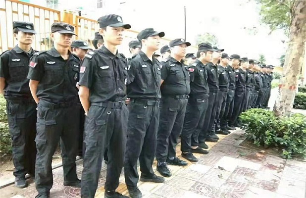 楼宇与园区夜间值守时，哪些异常迹象需要优先复核？